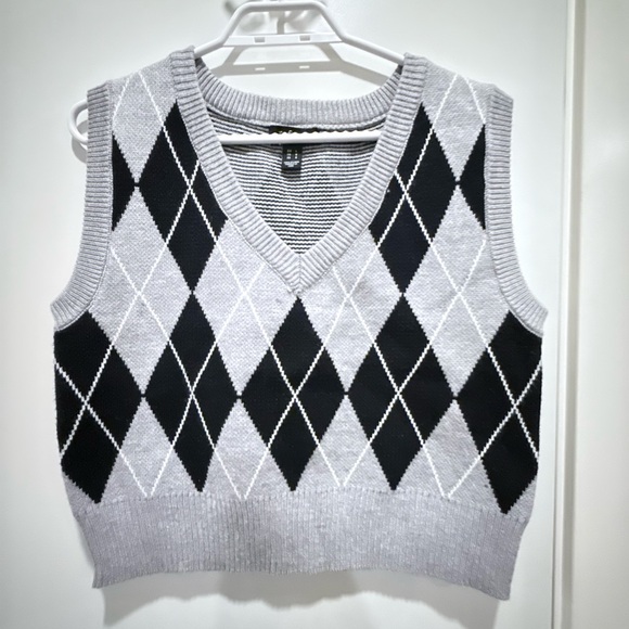 refuge Jackets & Blazers - refuge Gray and Black Argyle Knit Sweater Vest